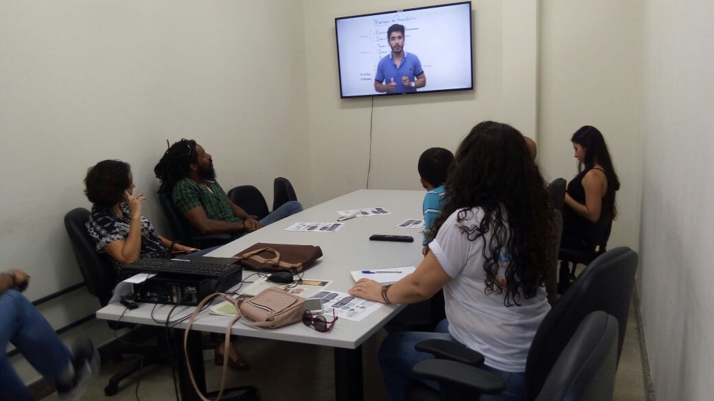 TAEs do Centro Multidisciplinar do Campus Barra-UFOB, assistindo a vídeo que trata da reforma da Previdência. Iniciando as atividades do Dia de Luta com Paralisação.