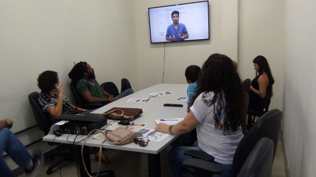 TAEs do Centro Multidisciplinar do Campus Barra-UFOB, assistindo a vídeo que trata da reforma da Previdência. Iniciando as atividades do Dia de Luta com Paralisação. 