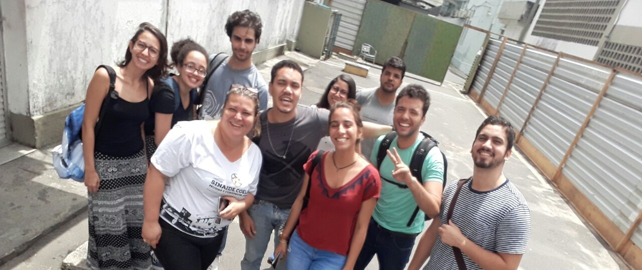 Estudantes de Medicina comemorando após registrem o voto #SimSinaide